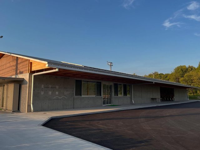 🏃TYKスポーツパーク見学🏃‍♀️ 〜管理棟編〜

先日リニューアルオープンした『TYKスポーツパーク』に、笠原体育館スタッフが見学にお邪魔しました。

写真①  管理棟外観
オシャレなコンクリート打ちっぱなしの壁に長い軒。ロゴもあの人気ゲームを彷彿とさせる字体です😆

写真②③放送室&会議室
テニスコート側がガラス張りで、とても開放感があります✨放送室と会議室は繋がっていて、競技の進行もしやすそうですね🎾
この大きな窓ガラス側から外へ出る事も出来ます。そこから出た軒下にはベンチもあり、暑い日差しを避け、ひと休みにもってこいのスペースです🍹

写真④ケアルーム
赤ちゃん連れの方必見❗️オムツ替え&授乳はここでゆっくり出来ます👶エアコン効いてます✨

写真⑤ホール入り口
受付のある棟を出て、隣の棟へ。一旦外に出ますが、そこは屋根のある広いスペースで、自販機もあり、とにかく風通しがいい‼️休憩にはもってこいの場所❤️

写真⑥⑦⑧⑨⑩ホール内部&ロッカールーム&シャワー室
ホール内にはソファもあり、シャワーを浴びた後もゆっくり出来ます。
バリアフリーシャワー室も完備✨

今回は『管理棟』のレポートでしたが、順次スポーツパーク内をご紹介しますね💁‍♀️お楽しみに🌈

#多治見　#多治見市　#多治見市スポーツ協会　#笠原体育館　#TYKスポーツパーク　#管理棟見学　#新しいって気持ちいい　#エアコン効いてていいな