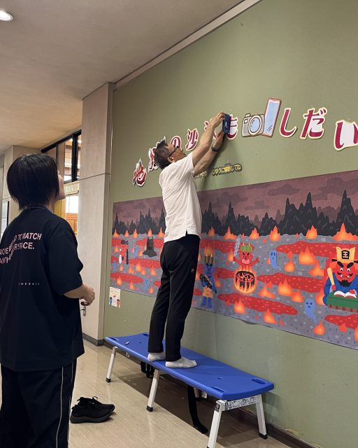 ＜閑話＞地獄現る！

この夏、笠原交流センターで地獄🔥に関する講演会🎤をおこなうのを機に、笠原体育館も地獄関連の何かができないかと考えた結果、「フォトスポット📸を作ろう♥」という話になりました。

もともとイベント大好きなスタッフが集まっている、この職場。
真面目な顔ですが、みんな嬉々として準備をしています。

壁に大きな地獄絵図を貼り、撮影用の小物も作り、キャプションも取付完了❣

小物を見たスタッフが
「小物つけるとこんな感じ～❓」と完全装着してくれたのが、６枚目の写真📸
わ、笑える……😂

あまりにもしっくりくるので、アクスタでも作る～❓😜
でも全身じゃないからなぁ、膝下が困るなぁ。
なんて会話を経て出来上がったのが、７枚目の写真📸
燃えてる…🔥

さすがに怒るだろ💢と、おずおずと被写体に差し出したら「これいいっ🤣🤣」と、たいそう気に入ってくれました（元・たいそう選手なだけに）

今後、笠原体育館で悪いことをしたら、レッドカードではなくこの写真で注意するとか、しないとか。
　
　
　
　
#多治見 #多治見市 #多治見市スポーツ協会 #tasa 

#笠原体育館の日常 #愉快な仲間たち #いつも明るいスタッフルーム  #イベント大好き #楽しみながら準備しました

#地獄展示 #廊下の壁一面が地獄絵図 #フォトスポット #撮影してね  #題して #地獄の沙汰もフォトしだい 
#いらすとやさん #ありがとう 

#笠原交流センター #との #共同企画 
#講演会 #スタンプラリーもあるよ

　
#ところで問題です #この被写体は誰でしょう #分かったら教えてね