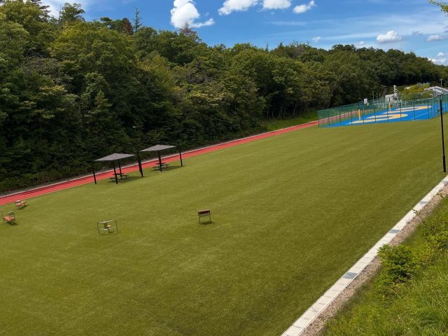 🏃TYKスポーツパーク見学🏃‍♀️ 〜多目的広場編〜

『管理棟編』に続き、今回は『多目的広場編』です☀️

写真①全景
広〜い芝生に「3x3バスケットコート🏀」「100m走路🏃‍♀️‍➡️」「運動器具」「東屋」があります。

写真②注意書き
芝生広場を利用される前にご一読下さいね🙏

写真③100m走路🏃‍♀️‍➡️
こちらも予約不要、無料。タータンではありませんのでスパイク禁止⚠️←ここ大事‼️

写真④3x3バスケットコート
2コートあります。予約不要、無料、でもボール🏀は持参しましょう。

写真⑤東屋
芝生広場唯一の日陰‼️

写真⑥⑦健康器具
凝り固まった背中を伸ばしたり、腹筋したり‥。青空の下での運動は開放感があって気持ちがいいですよ🌈

#多治見　#多治見市　#多治見市スポーツ協会　#笠原体育館　#ＴＹＫスポーツパーク