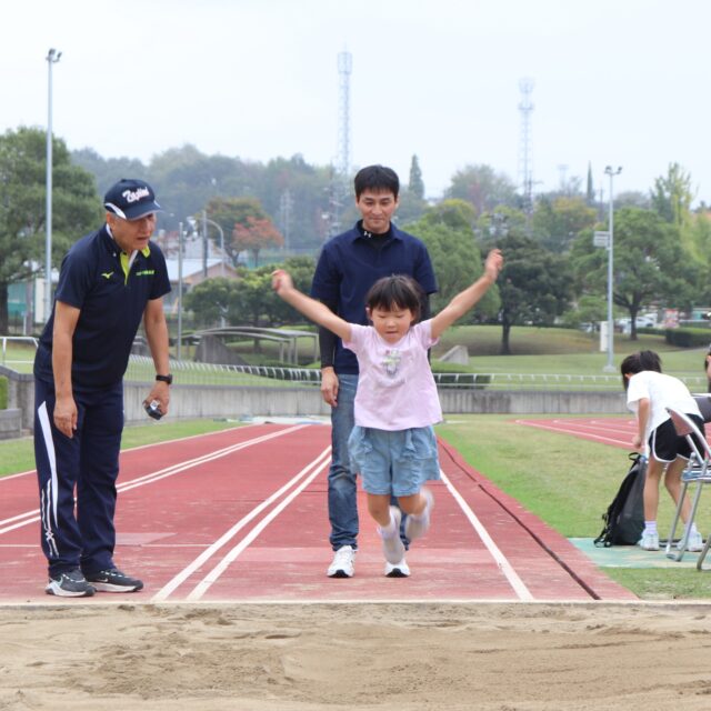 元気なたじみ！うながっポーツの日

一日中小雨が降り続く天気でしたが、うながっポーツの日を何とか開催することができました。

📸写真１　ファミリー体力測定👨‍👩‍👧‍👦
立ち幅跳びにチャレンジ!❗
親子で「勝った😄」「負けた🥲」などと勝負する姿が、とても微笑ましかったです。
（協力：多治見市スポーツ推進委員　@tajimi.suposui ）

📷写真２　バスケットボール体験⛹️‍♀️
ゴールにボール🏀が入るって、気持ちいいね。
ちびっこのために子ども用のバスケットゴールも用意され、小さな子もシュートの楽しさを味わっていました。
（協力：ギフセイリュウヒーローズ　@seiryuheroes_official ）

📸写真３　かけっこ教室🏃‍♂️
走るためにどんなことに気をつけたら良いかを、いろいろな方法で学んでいきました。
高校生くんもお手伝いしていたよ。ありがとう😘
（協力：多治見市陸上競技協会　@tajimi.rikujo ）

📷写真４　ストラックアウト⚾
もはやイベントの定番ですね。９枚のパネルめがけてボールを投げます。
全部当たるのは本当に難しい…。
（協力：多治見中央スポーツ少年団　@tajimichuoh ）
　　　（滝呂スポーツ少年団　@takiro_baseball ）
　　　（笠原野球スポーツ少年団　@kasahara.baaaseball ）

📸写真５　ふわふわコペンちゃん🐧
定番ふわふわドーム！ですが、意外と知らないコペンちゃんの背中。
実はコパンのリュックを背負っています。胸には名札もあるよ。
（協力：コパン多治見　@copin_tajimi  @copin_tajimiminami ）

📷写真６　ドローン体験🛸
リモコンを使って動かすのですが、ほんの少しの力加減でドローンが暴走しがちです。
うまくいかなくて泣く子がいたり、お父さんが夢中になったり、悲喜こもごもでした。
（協力：精華学園高等学校多治見校　@seika_heisei ）

📸写真７　キックターゲット⚽
３球のサッカーボールを10、20、50点の穴に入れるチャレンジ。
ボールを上に蹴り上げるのが難しく、上手く入れられなくて何度も挑戦していました。
ちなみに…
多治見市長がチャレンジしたときは、最初の１球で見事50点を獲得！さすが元プロ。鳥肌が立ちました。

📷写真８　ジャザサイズ🤸‍♀️
午後のみ開催。ポップな曲に合わせて体を動かしました。踊るだけではなく、筋肉をつける動きも！
雨の降る天気でしたが、みんなとっても楽しそうでした🎵
（協力：感謝と挑戦のKGIグループ）

📸写真９　モルック🪵
フィンランド発祥のスポーツ。モルックという木の棒を投げて、ピン（スキットル）を倒します。
天然の木なので、雨☔に濡れると歪んでしまうのですって。申し訳なかったです💦

📷写真10　みんなでリレーマラソン🏃
１人１周ずつ走ってバトンをつなぐチャレンジ。最後は４×100mリレーにチャレンジする子たちもいましたよ。
総走行距離は116kmでした😲
（協力：多治見健友走会）
　

写真にはありませんが（掲載上限が…😢）

🔵スケボー体験🛹
道路をはさんだ向こうのスケートボード場で開催。多治見ジュニア陸上の赤Tシャツ軍団が楽しんでいましたよ。
（協力：TYKスケートボードパーク　@tajimi_skateboard ）

🟣ACP（Active Child Program）体験👨‍👩‍👦
「遊びを通じて体を動かす」を体験。今回はボールを蹴って行き、折り返し地点でじゃんけんをして勝ったら再び蹴りながら戻る、というゲームをやりました。
（協力：多治見市スポーツ少年団）

🟠ジャベリックボール投げ
ウレタン製の楕円形のボールに羽根をつけたボールを投げる競技。
大きく腕を振らないと遠くまで投げられません。角度も重要です。
（協力：多治見市陸上競技協会）

🟢キッチンカー🌭
今回は軽食を中心に３店舗が入り口付近でお店を開いてくださいました。
早々に売り切れてしまうお店もあり、人気のほどが伺えました。

🔴クイズラリー📜
クイズに答えて出てくる文字をつなぎ合わせると、ある言葉になります。競技場の内外にクイズが散らばっていて、全部見つけるだけで1km歩けるという、健康的なもの。
見事当たった子にはプレゼント🎁もありました。
　

屋外のイベントなのでみんなしっとりと濡れながらの参加となりましたが…ご来場のみなさま、天気の悪い中ご参加くださいましてありがとうございました。

そしてともに「うながっポーツの日」を運営してくださった各団体等のみなさま、心より感謝いたします。
　
　

　
#多治見 #多治見市 #多治見市スポーツ協会 #tasa 
#元気なたじみ #うながっポーツの日 #うながっポーツの日2025
