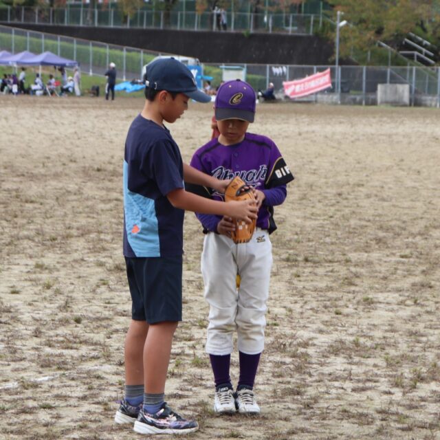 秋の野球⚾体験教室

#多治見市スポーツ少年団 の総力を挙げて、今回も野球体験教室をおこないました。
今回の参加者は17人。たくさんの子どもで賑わいました。
きっと、大谷選手の「10奪三振＋３ホームラン」MVPが呼び寄せたに違いない。
　　👆
　違うって😅

はじめにたくさんの遊びをしながらウォーミングアップ。
風船運びリレー３種、鬼ごっこ、牢屋からの救出など…さまざまなことをしました。
これぞACP（アクティブ・チャイルド・プログラム）❣

キャッチボールも、まずはテニスラケットをラクロスみたいに作り変えてのキャッチ。
それができたら次はグローブに持ち替え、さらに上級者は距離を伸ばして遠投のキャッチボールへとだんだん難しくしていきました。

バッティングも同じように、テニスラケットやキャンディボールを使いながら小さな子でも楽しめるよう、随所に工夫が光りました✨

終わるころにはすっかりお兄さんお姉さんになついた、体験の子どもたち。
野球って楽しい～💕と思ってくれたら幸いです。

次のスポーツ少年団の行事は、11月9日(日)13:00～16:00。
「親子スポーツ交歓会」という、大運動会🎊をおこないます。こちらも楽しいよ。
受付中ですので、ぜひご参加ください。
場所は星ケ台地区のTYKグラウンドです。
（間違えてアナウンスしてしまいましたが💦正しくはTYKグラウンドです‼）
　
　

最後の写真📸は、おまけ。
コーチのお手玉あそび🤹です。

若いのに上手にお手玉をするなぁと見とれていたら、その理由を教えてもらえました。

お手玉をおこなうことで手首の柔らかさとバランス感覚が身につき、ボールの握り替えなども野球に役立つのですって。
多治見市出身の元プロ野球選手、#今井茂 さん（元阪急ブレーブス所属、元日本ハムファイターズ所属 #今井順之助 さんのお父様）から教わったそうです。
プロ直伝ですよ、アナタ😍
ぜひ家でのトレーニングに取り入れたいですね😘

　
　
　
#多治見 #多治見市 #多治見市スポーツ協会 #tasa 

#多治見市スポーツ少年団 #野球体験 #野球体験教室 

#多治見中央スポーツ少年団 　@tajimichuoh 
#滝呂スポーツ少年団 　　　@takiro_baseball 
#笠原野球スポーツ少年団 　@kasahara.baaaseball 
#野球やろうぜ