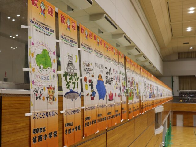 ねんりんピック岐阜2025

10/18(土)から明日まで、岐阜県内各地で第37回全国健康福祉祭ぎふ大会「ねんりんピック岐阜2025」🪵が開催されています。
多治見市からも多数の選手が代表選手として派遣され、県内各地の競技会場で交流戦を繰り広げています。

一方、多治見市で開催されたのは #パドルテニス 🎾のふれあい交流大会。
本日までの開催です。

感謝と挑戦のTYK体育館では、２階の観覧通路いっぱいに小学生が描いた”歓迎のぼり旗🚩”が掲示されていました。

ロビーでは多治見市食生活改善推進員協議会（食改協）による豚汁🐷のふるまいや、各種の多治見市特産品🍪🌰🍘がずらりと並び、２階ロビーでは多治見市健康づくり推進員による健康チェックもおこなわれていました。

みんなで ＼大会を盛り上げよう／ という気概を感じますね❣

会場ではちょうど３位決定戦をおこなっていました。
午後からも交流戦をおこなうとのことで、みなさんいい笑顔で過ごされていました。

全国から来たみなさん、多治見はいかがでしたでしょうか❓
楽しい思い出になるといいな、そして「多治見っていいところだよ💕」と宣伝してくださると嬉しいです🥰

　
　
　

 #多治見 #多治見市 #多治見市スポーツ協会 #tasa 

 #ねんりんピック #ねんりんピック岐阜2025 #全国健康福祉祭 #全国健康福祉祭ぎふ大会 
 #パドルテニス #ふれあいスポーツ交流大会