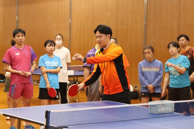 一流選手から学ぶ卓球教室🏓

今年もトップおとめピンポンズ名古屋 @top_nagoya のみなさんを招へいし、卓球教室を開催しました。

平日18:00という集まりにくい時間にもかかわらず、競技場からあふれんばかりの人数で熱気ムンムンでした🔥

小学生から"いつまでも気分は小学生”のみなさんまで、とても充実した時間でしたよ☺

トップのみなさん、丁寧な指導をありがとうございました❣
　
　
　
トップおとめピンポンズ名古屋のホームゲームは、今月いよいよ多治見で開催です。

🏓11月15日(土)　vs #日本生命レッドエルフ
🏓11月16日(日)　vs #木下アビエル神奈川

チケットはローチケで発売中ですが、１階席は残りわずかとなっております。
チケットのご購入はお早めに💕

　
　
#多治見 #多治見市 #多治見市スポーツ協会 #tasa

#卓球教室
#トップおとめピンポンズ名古屋 #トップ名古屋 #トップおとめピンポンズ