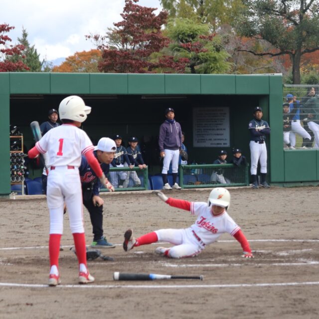 東濃地区スポーツ少年団　軟式野球交流会⚾

今日は多治見まつりでしたね。良い天気☀、日差しも温かくて良かったです😊
そんな中、小雨🌧の混じる恵那市で（寒い🥶）、東濃地区スポーツ少年団の野球交流会がおこなわれました。

第1試合に滝呂スポーツ少年団 @takiro_baseball 
第２試合は多治見中央スポーツ少年団 @tajimichuoh 、笠原野球スポーツ少年団 @kasahara.baaaseball が登場しました。

多治見の３団とも、強すぎ✨
特に長打が大爆発💥
圧倒的強さで３試合とも白星⚪️スタートでした。

それはそれで素晴らしかったのですが、
もっと素晴らしかったのは「チームワーク」と「思いやる心」、そして「温かいまなざし」💕

プロ野球さながらの応援歌で盛り上げるベンチ、相手チームにも「ナイスプレイ」と声をかける精神、監督・コーチ陣による士気を高める指揮っぷり。
どこも良いチーム作りができていますね👏

特に笠原野球スポーツ少年団の試合を応援していた、滝呂の大声援団くんたち。
チームを超えた応援をしていました📣とってもステキ💖
みんな可愛かった～🥰
　
　

野球をやってみたい子どもたちよ❣
それぞれに魅力満載のスポーツ少年団を体験してみませんか❓
ご連絡は各団インスタグラムからどうぞ‼️
　
　
　
　
#多治見 #多治見市 #多治見市スポーツ協会 #tasa 
#多治見市スポーツ少年団 #多治見中央スポーツ少年団 #滝呂スポーツ少年団 #笠原野球スポーツ少年団 
#東濃地区スポーツ少年団 #軟式野球交流会 
　
　

#ナイスプレイが多すぎて #写真を選びきれず
#あと20枚くらい載せたい 
#いや写真は駄作ばかりなんですけどね #汗汗