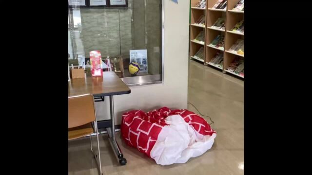 サンタさん🎅登場

少し早いですが、笠原体育館はクリスマスに向けての飾り付けが始まりました🎄
今日は毎年子ども達に大人気のサンタさんを出してみました🎅✨✨

煙突から元気に登場するサンタさんのはずが‥💦💦
1年ぶりに動かすカラダがカチコチなのか、煙突に詰まって出てこれなかったり、あのホラー映画の様な登場の仕方になったり😂😂苦戦しているのがちょっとカワイイ💖
何度も挑戦して、やっとスムーズに登場できる様になりました🙌🙌

このサンタさんの様にカラダがカチコチにならない様に、皆さんも日々カラダを動かしておく事をオススメします🏃‍♀️⚾️🏓🎾🏌️‍♂️🏀

笠原体育館のクリスマス飾りは日々増えていく予定です😚
お楽しみに✨✨

#TASA #tajimihot #多治見市スポーツ協会 #tasa #多治見 #多治見市 #笠原体育館 #ちょっと早い #クリスマス飾り #サンタさん #運動しましょう