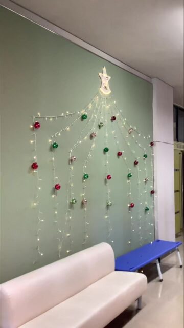 クリスマス飾り🎄Part２✌️

館内イルミネーションしてみました✨✨
昼間だとあまり綺麗に見えないかな？とちょっと心配に思いながら製作してもらいましたが、点灯してみたらとてもいい‼️（これ、めちゃくちゃお天気のいい午前中に撮影したんですよ📸体育館の廊下って、電気💡つけてるのに案外暗いんだ💦）

さあ、まだまだ飾り付けますよ🎅引き続きお楽しみに〜🤗🤗🤗

#TASA #tajimihot #多治見市スポーツ協会 #tasa #多治見 #多治見市 #笠原体育館 #館内イルミネーション #クリスマスツリー風 #昼間でも綺麗に見えます #体育館暗いのか #でもスタッフは明るいので #これでバランス取ってます