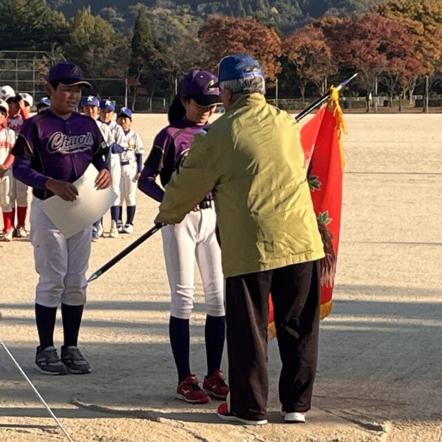 スポーツ少年団秋季リーグ　閉幕

晴天の中、多治見市スポーツ少年団の野球⚾秋季リーグが閉幕しました。

今回は、以下の成績でした。
おめでとうございます👏👏
🥇優勝🏆　多治見中央スポーツ少年団（ @tajimichuoh ）
🥈準優勝　滝呂スポーツ少年団（ @takiro_baseball ）

最終戦は、多治見中央vs笠原野球スポーツ少年団（ @kasahara.baaaseball ）でした。
優勝がかかった大事な一戦、多治見中央のちびっ子たちによる大声援がとても可愛かったです。

スポーツ少年団のどのチームも、和気あいあいと仲が良くて楽しそうですよ。
ご興味のある方は、各団のインスタグラムからDMをお待ちしています。
　
　
　
　
#多治見 #多治見市 #多治見市スポーツ協会 #tasa 
#多治見市スポーツ少年団 

#今日は #多治見市内で #スポーツ満載の一日
#中山道東濃駅伝競走大会 
#tリーグ 
#みなさまお疲れ様でした 

#来週は 
#ハンドボール #リーグh 
#こちらも楽しみ 

#スポーツの秋を楽しもう