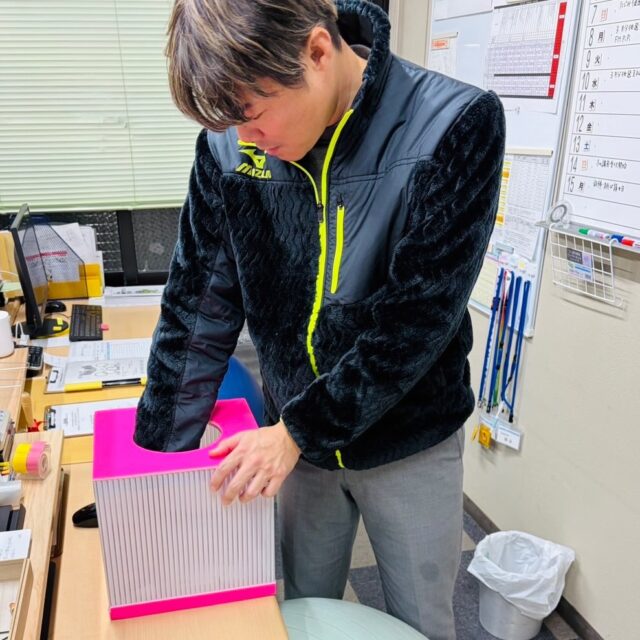 たじみ健康マラソン　大抽選会実施🎯

12月になりました。いよいよ今週末はマラソン大会‼️

準備も佳境に入り、今日は出場者対象の抽選会を開催しました。くじを引く人は、今回も大会実行委員長です。

さてさて、前のポストで取り上げたとおり多くのご協賛をいただき、今回の景品はとても豪華なものを取り揃えることができました。
景品は130点ほど。
参加者は1,041人なので、約8人に1人が当選するという太っ腹ぷり✨これはすごいですよ🤩

1番の景品はメチャクチャ巨大な“アレ”です😳

当選番号は当日本部（メインスタンド前）に掲示しますので、ゼッケン番号があるかどうか、忘れずにご確認くださいね😉-⭐︎ 
みなさま、お楽しみに❣️

　
　

ところで。
このナイススタイルのイケメン、最近どこかで見ていませんか？
　・
　・
　・
え⁉️覚えがない❓
わからない人は、本日発行の多治見市スポーツ情報誌「TASA」12月号をご覧ください📖
（写真は小さすぎて判別不可能なレベルですが🤪）
　　↑
　　↑
ちゃっかりTASAの宣伝も忘れない
　
　
　
　
　
　
#多治見 #多治見市 #多治見市スポーツ協会 #tasa 
#たじみ健康マラソン #たじみ健康マラソン2025 
#多治見市陸上競技協会

　
#相変わらず #事務所は雑多 #見苦しくてごめんなさい