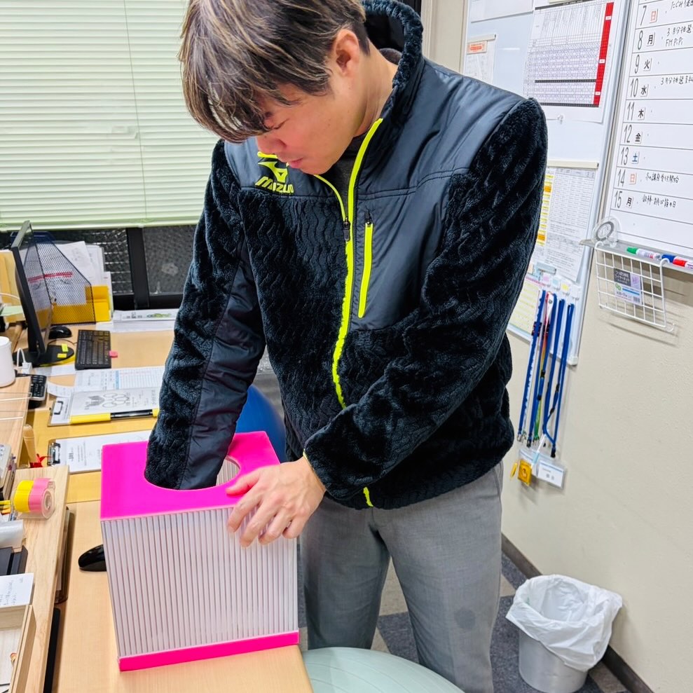 たじみ健康マラソン　大抽選会実施🎯

12月になりました。いよいよ今週末はマラソン大会‼️

準備も佳境に入り、今日は出場者対象の抽選会を開催しました。くじを引く人は、今回も大会実行委員長です。

さてさて、前のポストで取り上げたとおり多くのご協賛をいただき、今回の景品はとても豪華なものを取り揃えることができました。
景品は130点ほど。
参加者は1,041人なので、約8人に1人が当選するという太っ腹ぷり✨これはすごいですよ🤩

1番の景品はメチャクチャ巨大な“アレ”です😳

当選番号は当日本部（メインスタンド前）に掲示しますので、ゼッケン番号があるかどうか、忘れずにご確認くださいね😉-⭐︎ 
みなさま、お楽しみに❣️

　
　

ところで。
このナイススタイルのイケメン、最近どこかで見ていませんか？
　・
　・
　・
え⁉️覚えがない❓
わからない人は、本日発行の多治見市スポーツ情報誌「TASA」12月号をご覧ください📖
（写真は小さすぎて判別不可能なレベルですが🤪）
　　↑
　　↑
ちゃっかりTASAの宣伝も忘れない
　
　
　
　
　
　
#多治見 #多治見市 #多治見市スポーツ協会 #tasa 
#たじみ健康マラソン #たじみ健康マラソン2025 
#多治見市陸上競技協会

　
#相変わらず #事務所は雑多 #見苦しくてごめんなさい