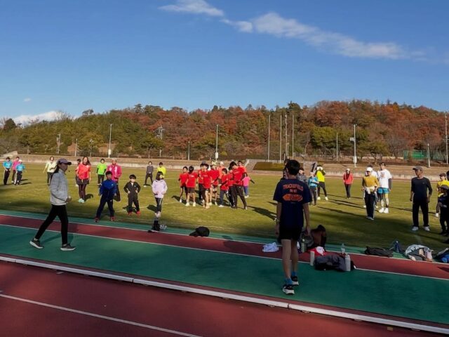 千葉真子さん直伝⭐︎ランニング教室🏃🏃‍♀️

たじみ健康マラソンの後に行われたランニング教室には、70人ものお申し込みがありました。

世界のトップで戦った千葉真子さんから直接教えてもらえるという、またとないチャンス‼️絶好の機会を逃さない人々の熱気溢れる時間となりました。

最初に千葉さんから
「100人いれば100通りの走り方があるよね。答えが100になる式を答えて？と言われた時、数式が無数に出てくるように、どの走り方をしても、早く走れればどれも正解なの。だから『今日は千葉ちゃん流の走り方』を学ぶって思って欲しいです。その中からどの部分を取り入れるかは自分次第です。」
という話がありました。

言われたことを盲目的に信じて闇雲に走るのではなく、自分で考えながら走ることの重要性を冒頭で言われました。
とても重要なことです‼️

教室は「走るはどういうことか」から、体の動きを分解しながら進みました。
参加者からの質問コーナーもあり、鋭い質問がたくさん飛び交いました。みんな、ナイスな質問ばかり👍千葉さんがとても喜んでいました。

千葉さんのどの言葉も✨金言✨のオンパレード。
動画に撮っておけば良かったと後悔するほどの充実ぶりでした。

それらのいくつかを、見学しながらメモしました。
もっと分かりやすく説明されたと思うのですが、急いでメモしたので分かりにくくて申し訳ありません。しかも全部記録したわけでもないです。
まぁ雰囲気だけでもわかってもらえますでしょうか？
受講されたみなさんは、いま一度思い出しながら練習してみてね❤️

千葉真子さん、素敵な充実時間をありがとうございました❣️
　
　
　
🔸走ることは体重移動。直立から体を前傾した時に自然に一歩踏み出している、これの連続が「走る」ということ
🔹長距離の腕ふりは力を抜いて下の方で
🔸腕の振り方、ジョギングの時はリズムをとるくらい
🔹同じフォームを続けると疲れる、途中で意識を変えることで疲れを分散できる
🔸短距離は大きく腕を振る
🔹重心を前に移動しながら走る
🔸地面を押した同じ力が地面から帰ってくる（作用反作用の法則）、そのリズムを使っていかに楽に走るかに細心するとよい
🔹接地はかかとから着かない、前傾姿勢で自然に足がついた時の足の裏の接地位置がベストポジション
🔸接地の時はつま先と膝がまっすぐ前を向いた向き（ガニ股にならない）
🔹ストレッチの前屈で膝とつま先を前に向け、足をまっすぐ前を向ける習慣を（マラソン大会の最初のストレッチでやったように）
🔸足は蹴り上げるのではなく、真下に押す（縄跳びの感覚）ことが大事
🔹真下に押した力の反発が推進のエネルギーになる
🔸練習の時はできるだけ反発のもらえにくい土や砂で良い（体の負担が少ない）
🔹鍛えることと体のケアはセット、同じくらいの時間をかけて欲しい
🔸週1,2日はオフの日を作って体のケアをしてほしい
🔹筋力の増強より体の可動域を広げることを大事に
🔸ストレッチポールで筋肉をほぐしてからストレッチをする（安い物で充分な効果がある）
🔹クロストレーニング（水泳や自転車など）を取り入れる
🔸呼吸法は、まず一度大きく吐き出してから吸うと深い呼吸となる、疲れたらまずは吐く
🔹靴はトレーニング時は本番のものを履かないなど、使い分けという工夫も必要
　
　
　
　
#多治見 #多治見市 #多治見市スポーツ協会 #tasa

#たじみ健康マラソン #たじみ健康マラソン2025 
#千葉真子 さん #ランニング教室 
#とても楽しかったです #ためになる話ばかり