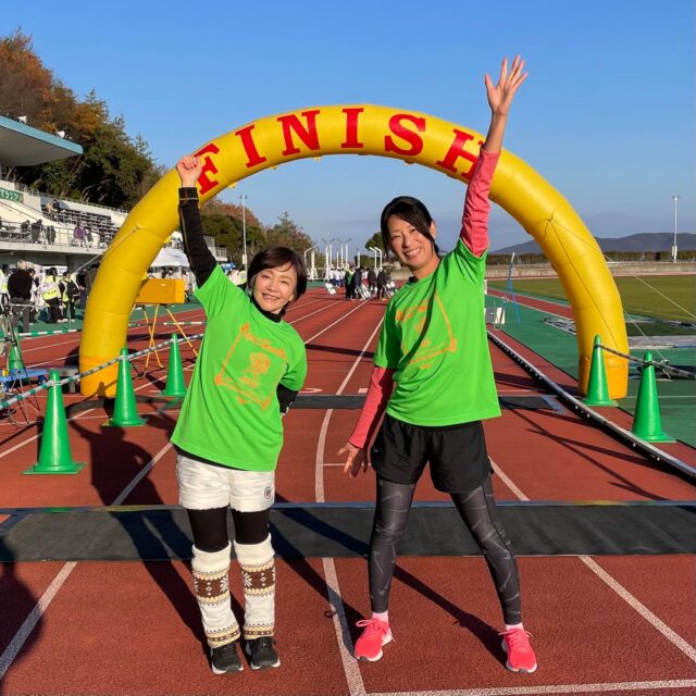 たじみ健康マラソン2025🏃‍♀️‍➡️フォトギャラリー📸

会場ではたくさんの写真を撮らせていただきました🤗
当日はすごくお天気が良く☀️ 良い写真が撮れましたよ✨
今年の参加賞Tシャツを着て走って下さった方も多く、青空に映えてキレイでしたね✨✨
今回初のフォトスポットや仮装ランナーのみなさん、どの写真もいいですね〜❤️
ラストの写真はお嬢さんの口元にご注目👀‼️今回のスイーツエイドでお配りしたうながっぱキャンディです🍬❤️

撮影にご協力下さった皆様、ありがとうございました😊

#TASA #tajimihot #多治見市スポーツ協会 #tasa #多治見
#多治見市 #結果 #たじみ健康マラソン2025
#たじみ健康マラソン  #フォトスポット #仮装ランナー
、