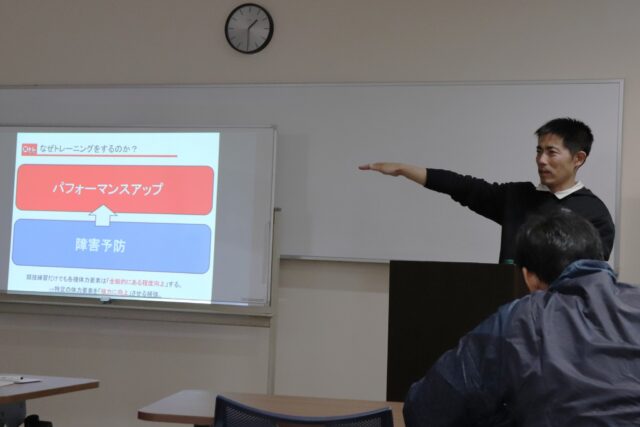 スポーツ指導者養成講習会

年明け最初のイベントは、今年もこの講習会でした。
全部で３日に分かれている初日が、1/11に開催されました。

今回のテーマは、最近よく耳にする「コーディネーショントレーニング」について。
これは、自分の身体を思った通りに動かすために、自分の動きをコントロールできることを目的としたトレーニングです。

たとえば、日本スポーツ協会推奨のアクティブチャイルドプログラム（ACP）でよくある「言うこと一緒やること逆」という遊びなどは、まさにコーディネーショントレーニングといえるでしょう。

そう、実はコーディネーショントレーニングって、昔からの子どもの遊びを活用しているものが多いです。

昔遊びの多くには、脳の動きを活性化させる効果があります。今はそういう遊びをする機会が減ってきているのですが、子どもの身体能力の発達の観点からも、体を使った昔遊びは超絶おススメ✨
今回は、それらを実際に体験しつつ、トレーニングをおこなう上で重要なことを学んでいきました。

講師は、多治見ではおなじみの安藤貴通先生。
とにかく情報量が多い！
頭の中にはどれほどの引き出しがあるのだろう…？といいたくなるくらい、毎回内容を変えながら指導のポイントや実践例を教えてくださいました。
　
　
講習会はあと２日間あり、次回は２月１日(日)9:30～11:00です。
会場は、笠原交流センターです。
次回のテーマは「 #障害予防の知識と実践」。
指導者のみなさん、これは注目すべきテーマですよ📣

実は、この講習会は１講座からお申し込み可能です。
定員にまだ余裕がございますので、良かったら受講しませんか？
お申し込みは多治見市スポーツ協会ホームページからぜひどうぞ‼　
　
　
　
　
 #多治見 #多治見市 #多治見市スポーツ協会 #tasa 
 #スポーツ指導者養成講習会 #スポーツ指導者 #スポーツ指導者養成 
 #良トレ #安藤貴通 先生