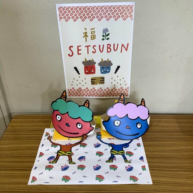 館内装飾　〜節分バージョン〜　👹

年明けは干支🐴や鏡餅や重箱など、たくさんのお正月飾りが館内を彩っていましたが、1月も後半‥そろそろ飾りチェンジのタイミングが来ました。

次はもちろん節分‼️
モビールにガーランド、鬼のお面を飾りましたよ👹令和の鬼のお面はカワイイですね😄
スタッフAの子どもの頃の鬼といえば、とにかく怖いビジュアルでした😅
「玄関の前に鬼がいたらどうしよう😰」「黒鬼はメチャ怖いから、来るなら赤鬼か青鬼でお願いします🙏」「もし鬼が家に入って来ちゃったら、どうやって帰ってもらうんだろう。。。」と毎年ドキドキしながら豆まきをした事を思い出します😆

そして3枚目の写真、気になりますよね😆😆
飾りのひとつとして準備した金棒のぬいぐるみが可愛すぎてお気に入りになってしまい抱きしめているスタッフ（笑）
この金棒も近日中に飾られますのでお楽しみに🤗🤗

#TASA #tajimihot #多治見市スポーツ協会 #tasa #多治見 #多治見市 #笠原体育館 #節分飾り