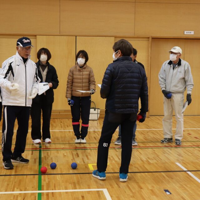 軽スポーツセミナー
　
#多治見市スポーツ推進委員 によって行われる「軽スポーツセミナー」。
　
どうしてこんな寒い時期にやるの？と疑問に思っていたのですが…
実は来年度の地域の役員さんがイベントを企画する時の参考にしてもらいたい、という思いを込めてこの時期に敢えてやっているとのことです。
今回も「来年役員になるから」「地区のイベントに役立つよって言われて」という方々がたくさんやってきました。
　
今回のメニューは以下４種類でした。
　
#ボッチャ 🔴🔵
ジャックボール（目標球）に対し、赤・青のボールを投げたり、転がしたり、他のボールに当てたりして、いかに近づけるかを競うスポーツ
　
#モルック 🪵
木製ピン（スキットル）を投げて棒（モルック）で倒し、先に50点ぴったりになることを目指す、フィンランド発祥のスポーツ
　
#ラダーゲッター 🪜
ひもでつながっている２個のボールをラダーに向かって投げ、ボールがラダーに引っ掛かった合計得点を競うスポーツ
　
#フロートr 🎈
さまざまな形のふわふわ巨大ボール。大玉送りやバレー、パスリレーなど、活用法はアイデア次第で無限大
　
　
これらの軽スポーツは、基本的にそれぞれ用具が必要なのです。でもね、アイデア次第でできてしまうものもありますよ。

特筆すべきは４枚目の写真📸
本来「ラダーゲッター」は３枚目の写真のようなキットを使ってラダーを組み立て、遊びます。しかしこの軽スポーツは、その名のとおり「はしご」を使えば、家にある脚立でもできるのです。
あとはひもでつなげたボール（卓球のピン球とかでも代用できますよね）を用意すれば、簡易ラダーゲッターの出来上がり♪
そんな感じで気軽に楽しんでもらえたら、嬉しいです💕
　　↑
　しかもルールは簡単で、とっても盛り上がります
　詳しくはYou Tubeの「tasaTV」でご覧ください😉
　
　
軽スポーツは無料で借りられます👌
星ケ台管理棟で貸し出していますので、ぜひお気軽にお問合せくださいね。
　
　
　
#多治見 #多治見市 #多治見市スポーツ協会 #tasa 
#軽スポーツセミナー 
 
@tajimi.suposui