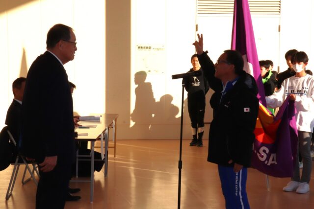 第54回東濃スポーツ大会（スケート）

オリンピックも佳境に入り、スケート競技も日本勢が活躍していますね💕応援にも力が入ります💪
毎日寝不足なっていませんか？
　
さて、日本でも冬季種目が佳境です。
今年のスケート⛸は、県民スポーツ大会が中止になり、東濃スポーツ大会だけ開催されました。

選手宣誓は多治見市の坂本浩一さんでした。
さすが坂本さん、臆することなく声高らかに宣誓され、競技スタート❣
（それにしても、高く掲げた右手の✌ポーズが気になる…）
　
少数精鋭ながら活躍した、多治見のスケート陣。
日本代表選手をはじめとした強豪選手の揃う恵那市にはさすがに勝てませんが、しっかり２位を確保🙌
おめでとうございました🎉
　
　
　
東濃スポーツ大会も、今週末のスキー🎿を残すのみとなりました。
オリンピック同様、多治見のスキー陣にもご期待ください✨
　
　
まぁ、多治見市の総合優勝は確定していますけどねっ😤
　
　
　
　
#多治見 #多治見市 #多治見市スポーツ協会 #tasa
#東濃スポーツ大会 #スケート #選手宣誓