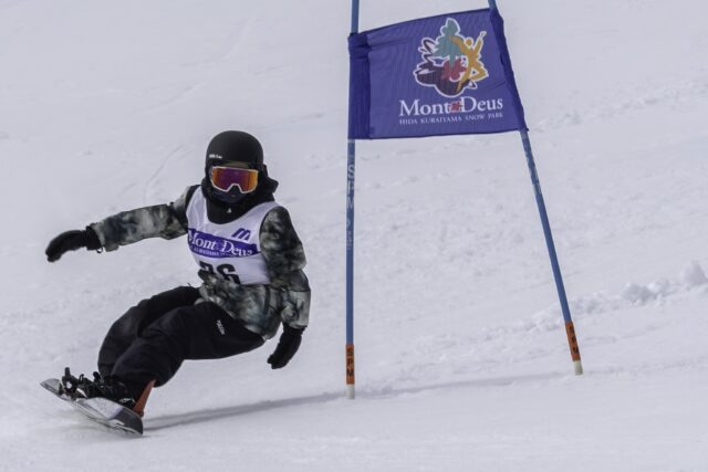 第54回東濃スポーツ大会（スキー）

こんなに暖かくなっていいの？という気候となった２月下旬、東濃スポーツ大会の最後を飾るスキーの部⛷が開催されました。

スキー🎿のみなさんは前回の県民スポーツ大会で取り上げましたので、今回はスノーボード🏂のみなさんの激写📸をお届けします。

スノーボードは今回初めて女子の部が成立し、多治見市は男子👨🏻、女子👩🏻、ジュニア👧🏻👦🏻（オープン）のすべてに選手を派遣しました。そして、男子１位、女子２,３位を獲得して点数を荒稼ぎし😁総合成績に大貢献‼
　

というわけで、もともとスキー陣も少数精鋭で健闘していましたが、スノボ陣の大活躍が後押し❗️

多治見市は２位を死守しました～🙌🙌🙌

　
ちなみに写真の１枚目は、日本ジュニアのトップクラスで戦っている、吉田理等(@rihito_shredlife)さんです。
めっちゃカッコよかったです😍
所属は「#多治見市スキー協会」。
多治見の名を全国に広げてくださり、ありがとうございます❣
　
　
　
#多治見 #多治見市 #多治見市スポーツ協会 #tasa 
#東濃スポーツ大会 #東濃スポーツ大会2025 #第54回東濃スポーツ大会 
#スキー #スノーボード 
 　
 　
 　
　
　
　
　
 　
#今回も #協会旗を忘れたことに #出発してから気づいた 
#急いで戻り #持参して #一件落着
　
#かと思いきや 
　
#旗を保管していた倉庫の鍵まで #一緒にお出かけしてしまい #2日間 #ちょっと不便になった
#何事も #早めの準備と #持ち物のリスト化 #大事ですね😅