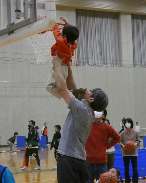 スポーツ体験フェスティバル

水も滴る雨男moggyの威力を吹き飛ばす暖かさで晴れ渡った本日、予定どおり「スポーツ体験フェスティバル」が開催されました。

今回、初の試みとして【チラシに頼らない宣伝】をしました。
紙媒体は多治見市スポーツ情報誌「TASA」のみ。主にSNSやホームページで告知しました。
果たしてどれくらいの人がやってくるのか見当がつかず、当日までスタッフはヤキモキしていましたが…

ふたを開ければ大盛況😲
600人もが詰めかけ、合計８種類のスポーツに親しみました。

これだけ暖かいと外にお出かけされる人が多いため室内イベントは分が悪いのですが、多治見市内はもとより、土岐市や瑞浪市からもご来場いただき、嬉しい限りです🥰
「2時間ってあっという間だったね～☺」と話しながら帰る親子がとても印象的でした。

パルクールのランチタイムパフォーマンスも、観覧席やアリーナいっぱいに人が集まり盛り上がりました。カッコよかったです💕

本日はご来場くださったみなさま、ありがとうございました。
そしてイベントを支えてくださったみなさま、終日人が絶えずお疲れになられたことでしょう。大変お世話になりましたことにこの場を借りて感謝申し上げます。

　
　
　
#多治見 #多治見市 #多治見市スポーツ協会 #tasa 
#スポーツ体験フェスティバル