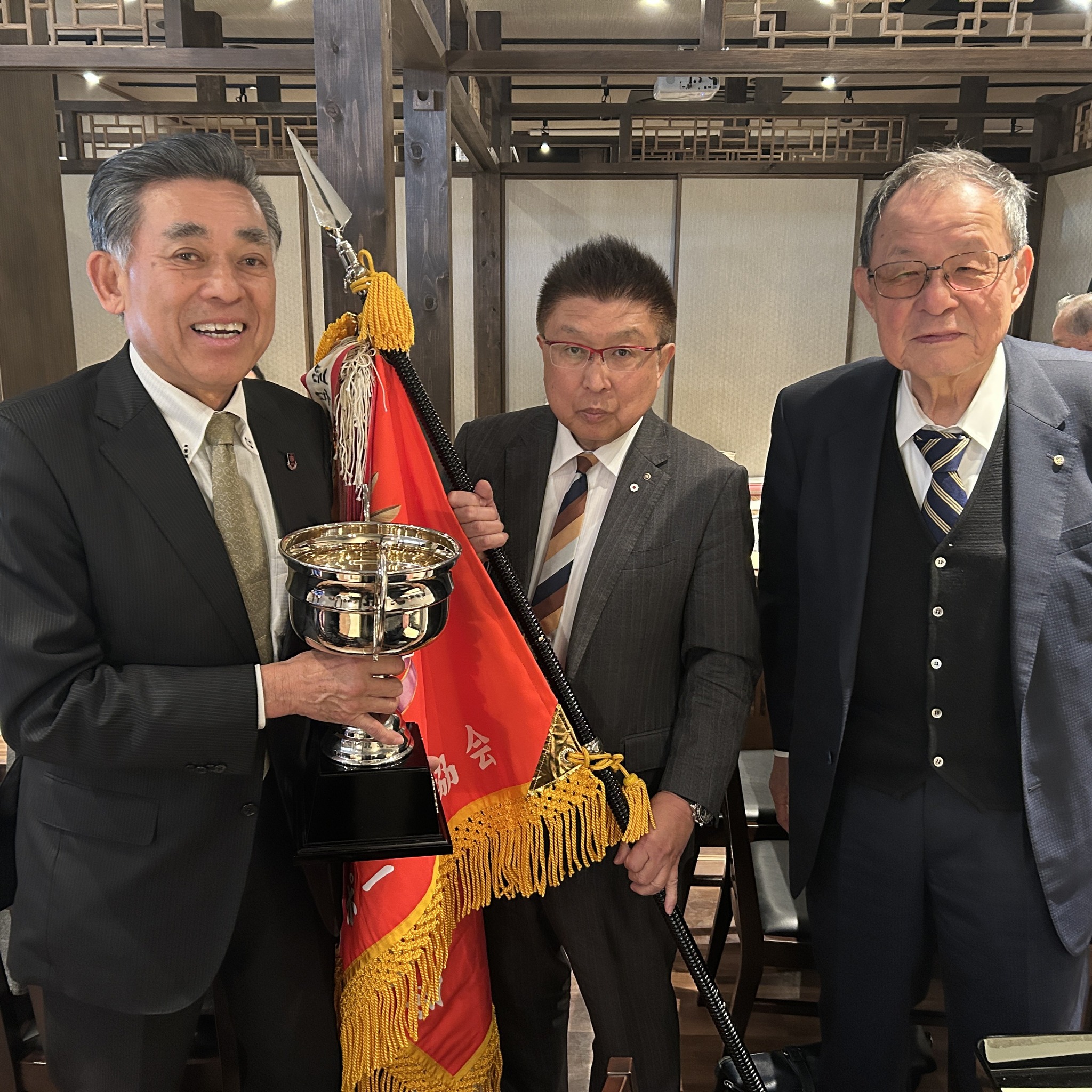 第54回東濃スポーツ大会【完】

昨日、東濃スポーツ協会の理事会が開催され、第54回東濃スポーツ大会の結果が正式に発表されました。
今まで何度となくアナウンスしていますが、多治見市は
 
＼総合優勝🏆／

を奪還することができました🙌🙌

写真は、満面の笑みを浮かべる松田理事（左）、そしてドヤ顔の田辺副会長（中央）です。

出場された選手のみなさま、大会を支えてくださった役員のみなさま、そして熱い声援を送ってくださった観客及びフォロワーのみなさま、誠にありがとうございました‼
この場を借りて心より御礼申し上げます。

　
　
　
#多治見 #多治見市 #多治見市スポーツ協会 #tasa 
#東濃スポーツ大会 #東濃スポーツ大会2025 #第54回東濃スポーツ大会 
#大人の運動会