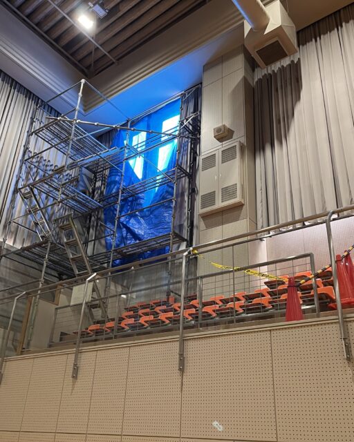 笠原体育館🛠️観覧席工事中

笠原体育館第1競技場の自動開閉カーテンが故障し、みなさまにはご迷惑をおかけして申し訳ありません。

昨日、故障個所の状況を探るべく足場を設置しました。
これから状況を把握し、修理をいたします。

まだ光を遮ることができない状況が続き、特に朝は床面の一部がまぶしいと感じる時間帯がございます。
なお足場設置に伴い、観覧席169席のうち30席がご利用できません。
なにとぞご理解くださいますよう、心よりお願い申し上げます。
　
　
　

#多治見 #多治見市 #多治見市スポーツ協会 #tasa 
#笠原体育館 #工事中 
　
　
#笠原体育館の日常 #今日はちょっと真面目な話