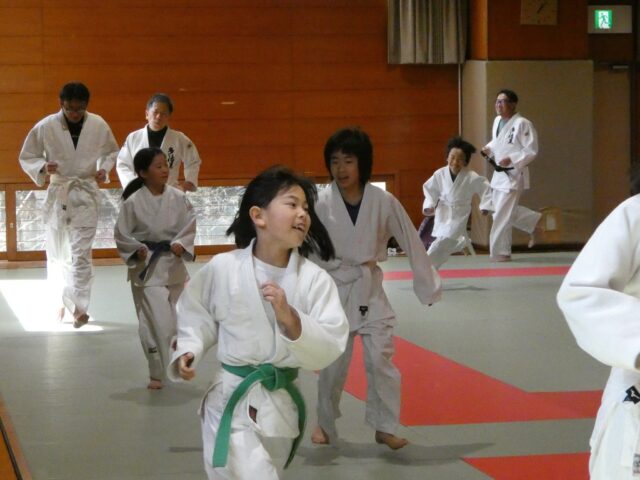 柔道無料体験教室🥋

昨日は令和7年度最後の体験としてソフトテニス🎾をおこないましたが、今日は令和８年度の春事業のトップを切って、柔道🥋の体験教室が始まりました。

毎年春におこなっているのですが、この体験教室の良いところは

＼年齢関係なく、みんなで運動する／

という点。
ウォーミングアップでは大人も子どもも、走る💨走る❗
柔軟もおにごっこも、正座もあいさつもみんなで取り組みます。
子どものパワーに負けないよう、指導者さんたちも必死です💦

でも、礼儀は忘れない。和気あいあいと、締めるところはきちんと。
この雰囲気が好きで、写真を撮る側（スタッフ）は毎年楽しみに見学しています。今年も良い笑顔を見られて幸せ💕
　
　
柔道の体験はあと２回。
来週も再来週もおこないます。
土曜日13:00～15:00、感謝と挑戦のTYK体育館の２階でお待ちしていますので、ぜひご参加くださいね😉-☆
詳しくは多治見市柔道協会（@judo_tajimi）まで！
　
　
　
#多治見 #多治見市 #多治見市スポーツ協会 #tasa 
#柔道 #多治見市柔道協会