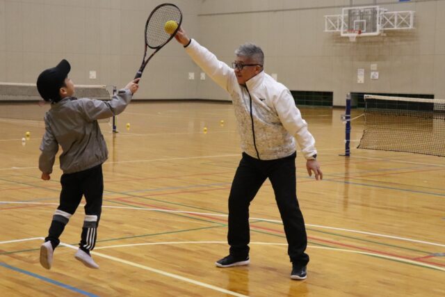 ソフトテニス体験🎾

幼児～小学生を対象としたソフトテニス体験教室をおこないました。

テニスというと黄色いボール🟡を想像しがちですが、ソフトテニスは柔らかいゴムのボール⚪️を使います。そのぶん腕への負担が少ないため、子どもはもちろんのこと、中高年も楽しめるスポーツです。

今回は３歳～６年生の子どもが集まり、にぎやかなこと‼
ラケットを握ると歓声🤩、ボールを持つと歓声😍
子どもたちの熱意に、講師のみなさんも全力で対応していました。

体験した子たちは「楽しかった～💕」と話しながら帰途につき、大満足な様子でした。

もっとやってみたいな～と思う子、今回は予定が合わなかった子は、ぜひ多治見ジュニアソフトテニスクラブ（@tajimi_jr_softtennis）で体験してみませんか。
　
それにしても…

体を動かすって、気持ちいいですね。
だんだん暖かくなるこの季節、子どもたちにはぜひ体を動かしてほしいものです。ソフトテニス以外にも多治見ではさまざまなクラブがあり、それぞれで体験をおこなっていますので、お気軽にご参加ください。
　
　
　
#多治見 #多治見市 #多治見市スポーツ協会 #tasa 
#ソフトテニス #多治見市ソフトテニス連盟 #多治見ジュニアソフトテニスクラブ 
　
　
　

#写真の黄色いボールは #スポンジボール #硬式ボールじゃないよ
#新品のボールを #お土産にプレゼント #ぜひおうちでも楽しんでください
